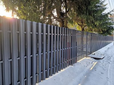 Заборы из металлического штакетника